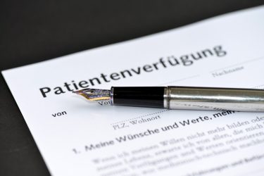 Füllfederhalter liegt auf einem Dokument mit dem Titel "Patientenverfügung".