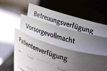 Dokumente mit den Titeln Betreuungsverfügung, Vorsorgevollmacht und Patientenverfügung.