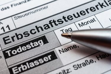 Formular zur Erbschaftssteuererklärung mit Kugelschreiber.