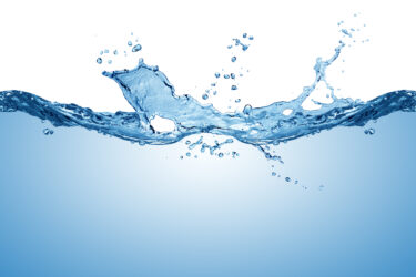 Blaues Wasser in Bewegung, mit Spritzern und Wellen gegen weißen Hintergrund.