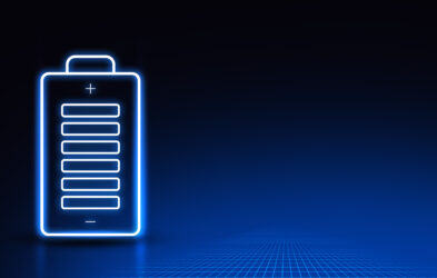 Leuchtendes Batteriesymbol vor blauem Hintergrund.