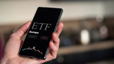 An Italian investor analyzing an etf fund on a phone. Italian text: Europe, buy, sell.